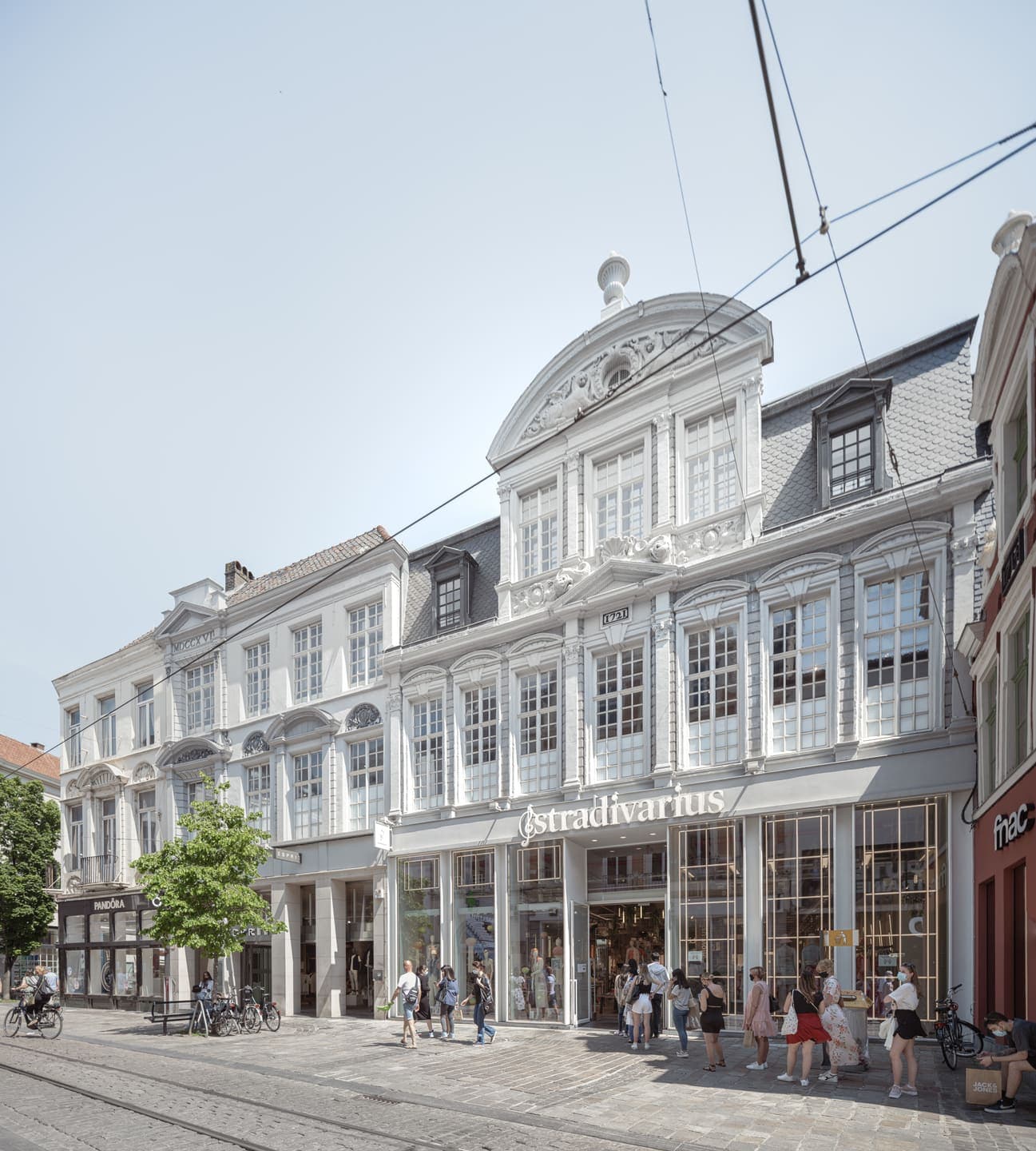 Veldstraat (Douglas, Stradivarius, Fnac)